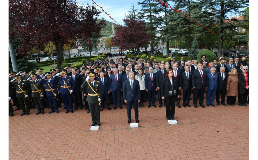 Meclis Başkanımız Mustafa Ali Çelikten ve Yönetim Kurulu Başkan Yardımcımız Hayrettin Güzbey , 29 Ekim Cumhuriyet Bayramı'nın 103. Yıl dönümü Kutlama
